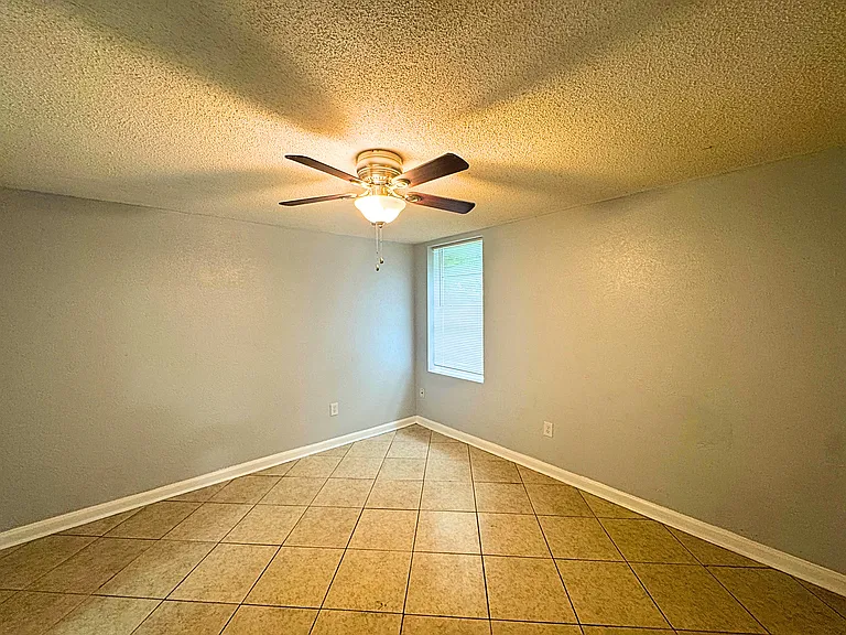 Willow Tree Apartments — Photo 31
