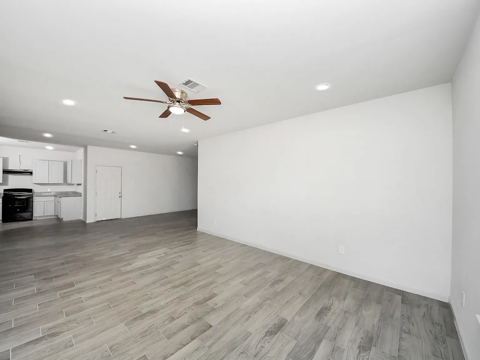 4 bed, 2.0 bath, 1994 sqft, $2,200 — Photo 3