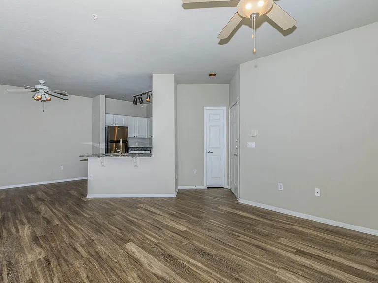 1a1 Renovated 965 SQFT 1 Bed 1 Bath