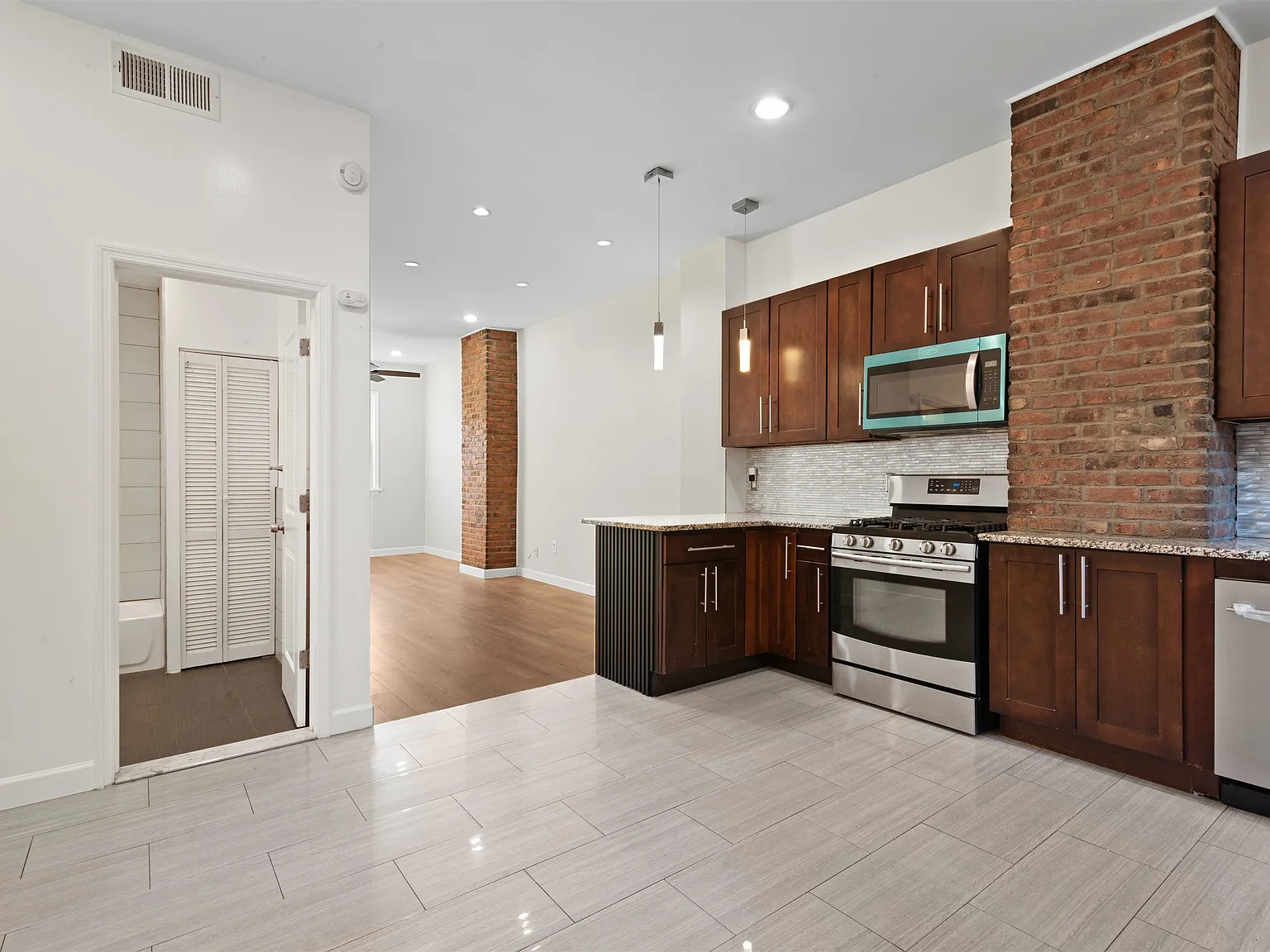2 bed, 1.0 bath, $2,500 — Photo 3