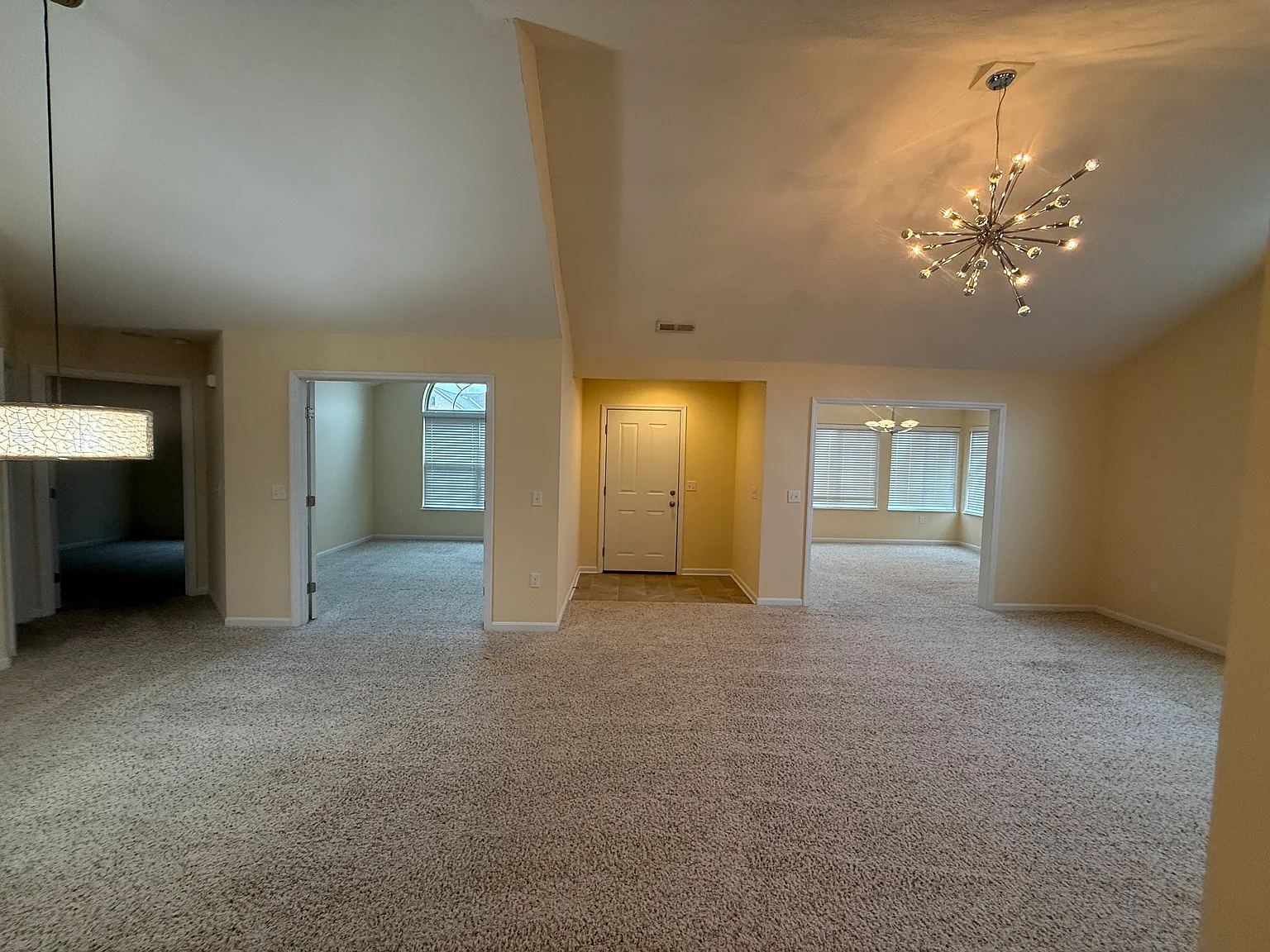 3 bed, 2392 sqft, $5,300 — Photo 3