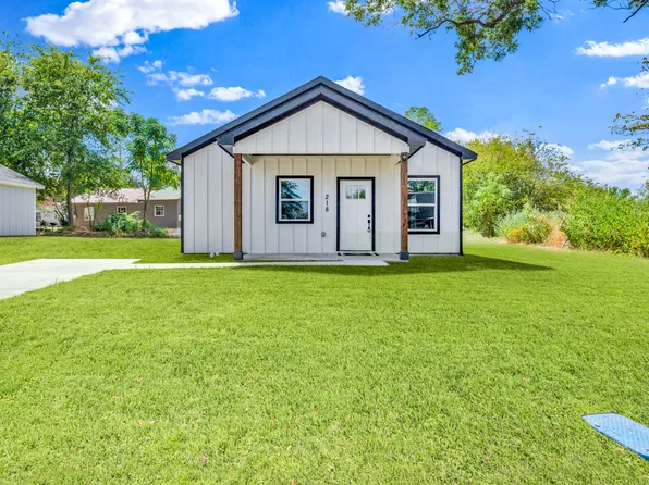 218 Calvert St, Sulphur Springs, TX 75482