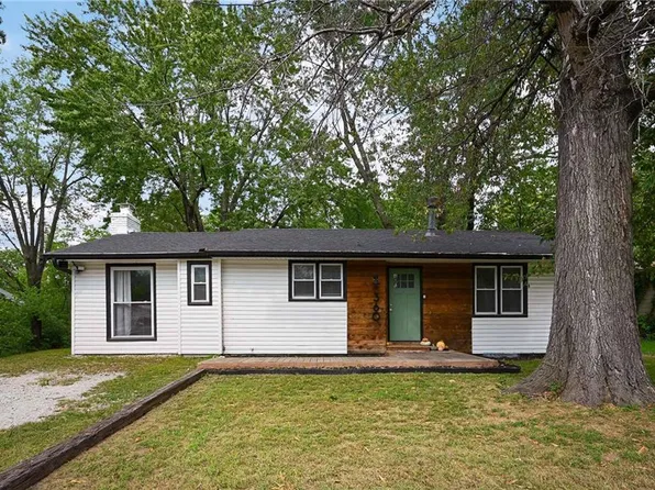 360 S Peculiar Dr, Peculiar, MO 64078