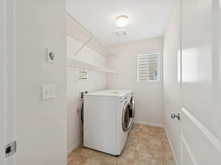 Laundry room (2nd floor)