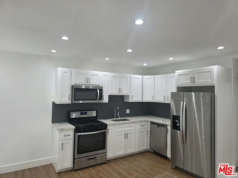 1922 N Vista Del Mar Ave #3 — Photo 1