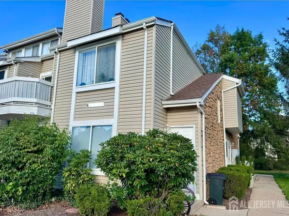 29 Farnham Sq, Parlin, NJ 08859