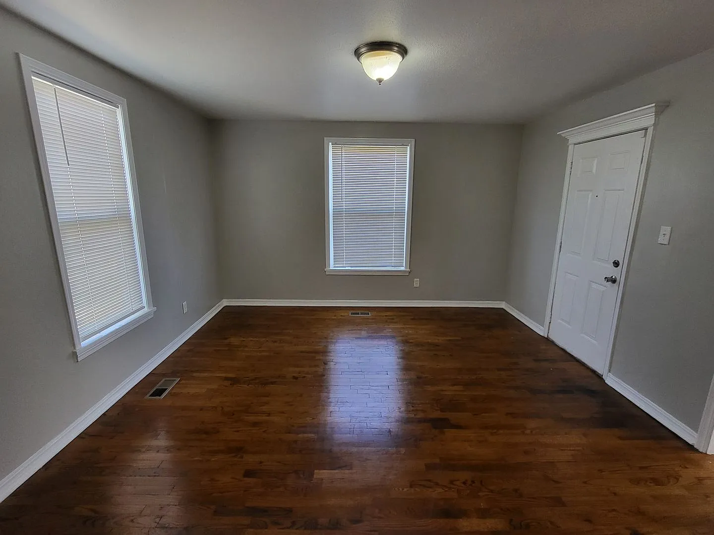 3 bedroom, 1.5 bathroom house located in Edmond, OK with central heat and air — Photo 2