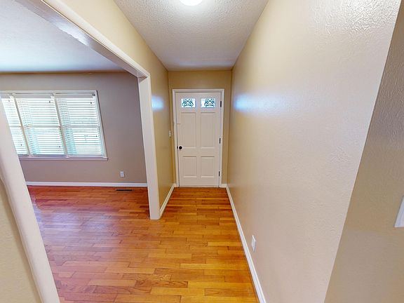 3rd image of 1024 Mockingbird Dr