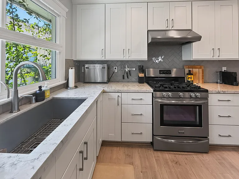 436 Riverdale Dr — Photo 4