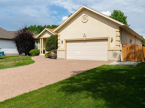 3rd image of 582 Riverside Dr
