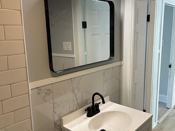 Bathroom with modern mirror and fixtures