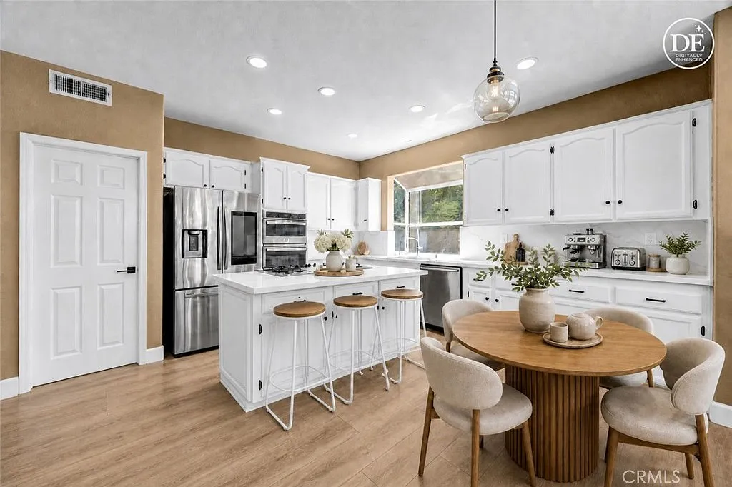 4 bed, 2.5 bath, 2503 sqft, $6,500 — Photo 4