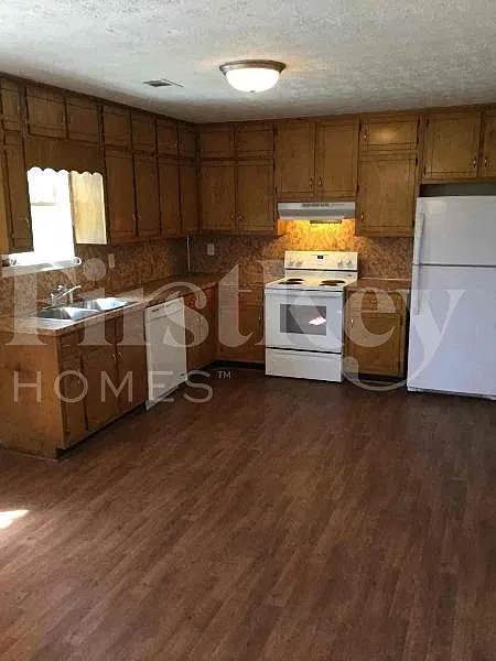 3 bed, 2.0 bath, 1252 sqft, $1,995 — Photo 3
