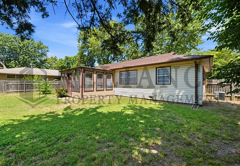 2103 W Columbine Ln — Photo 11