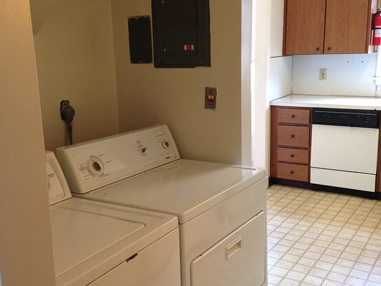 323-349 E Walnut St — Photo 13