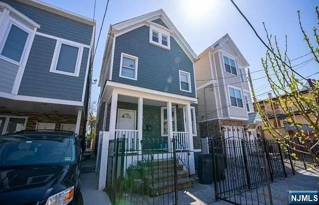 3 bed, 1.0 bath, $1,800 — Photo 2