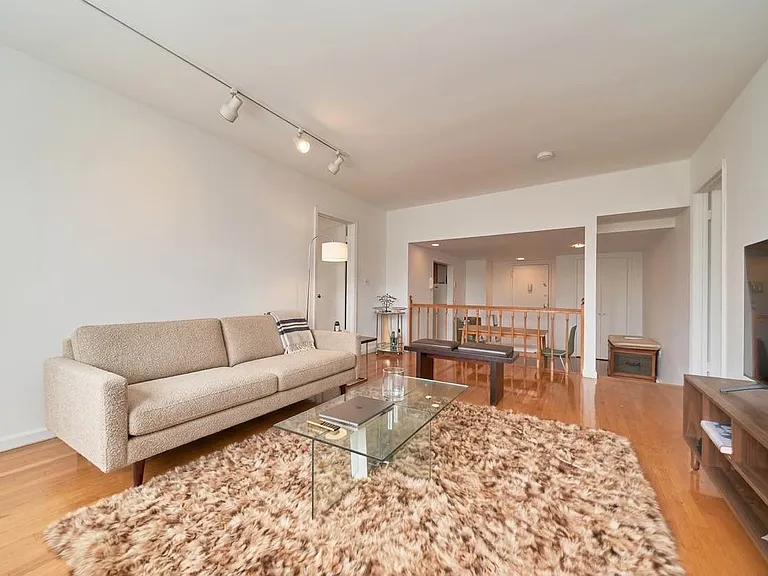458 W 52nd St #2D — Photo 2