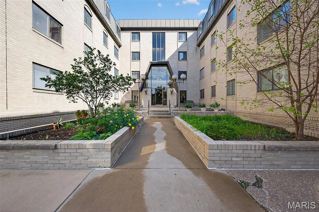 4355 Maryland Ave APT 404 photo 1