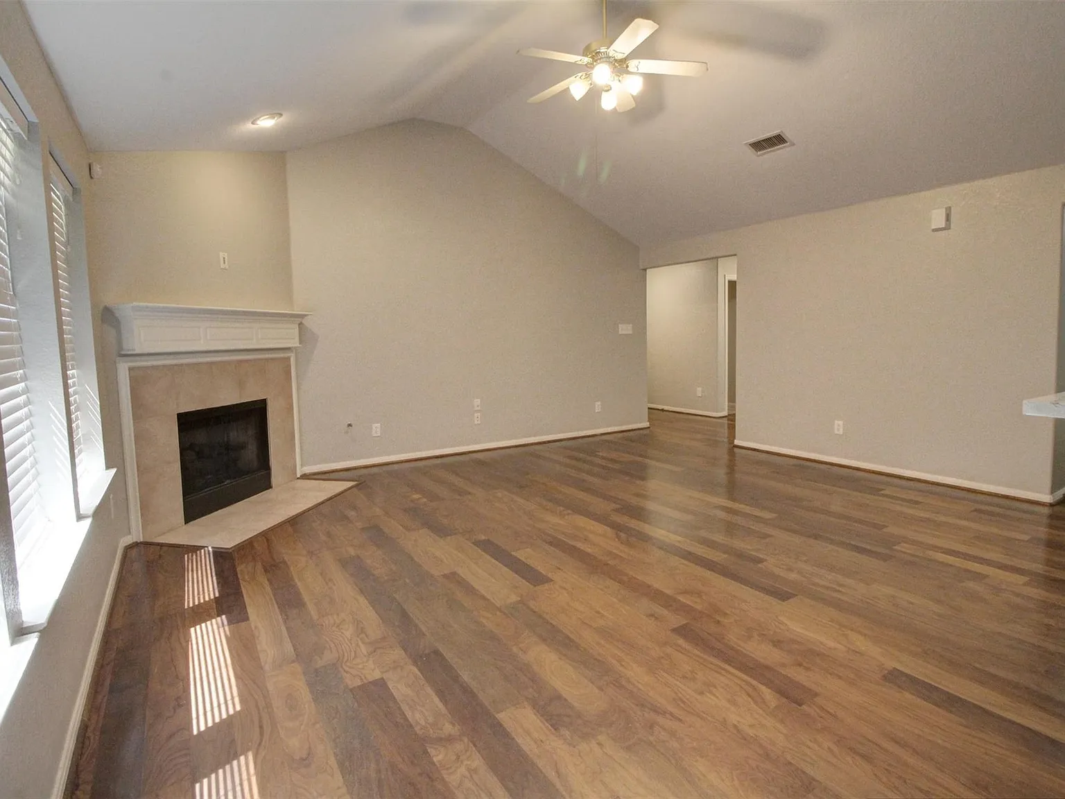 3 bed, 2.0 bath, 1614 sqft, $1,975 — Photo 4