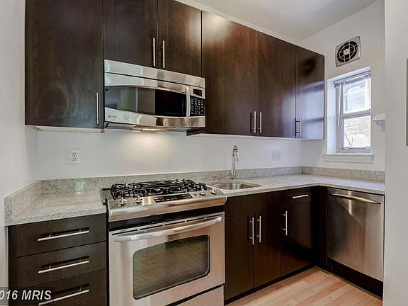 KITCHEN - STAINLESS STEEL APPLIANCES!