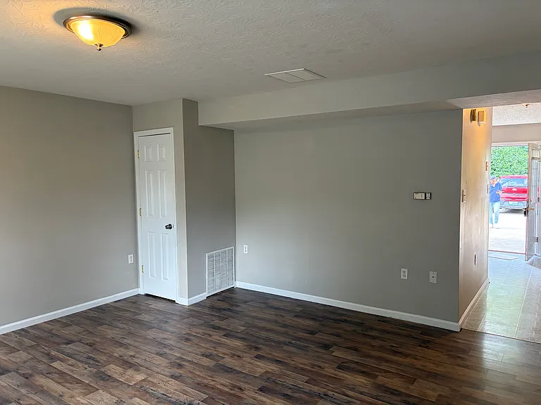 100 Laurel Ln — Photo 9