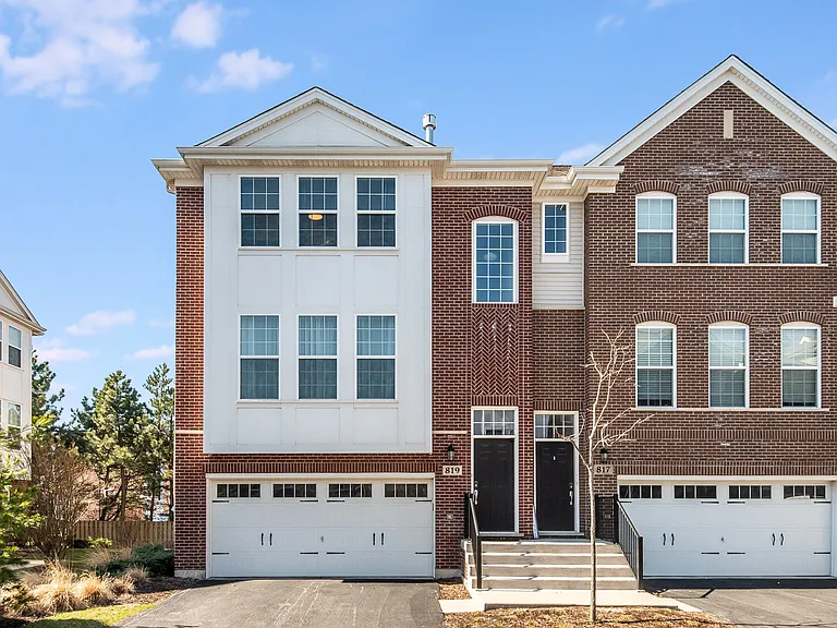 819 Paisley Ct — Photo 1