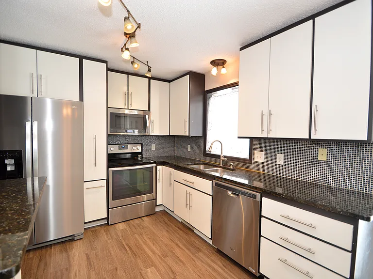 Kitchen SS appliances, granite countertops.