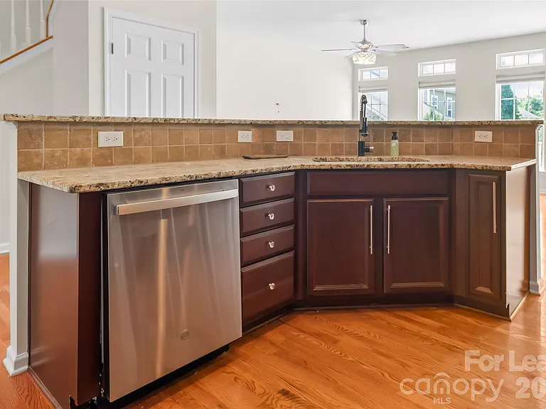 417 Armour St — Photo 13