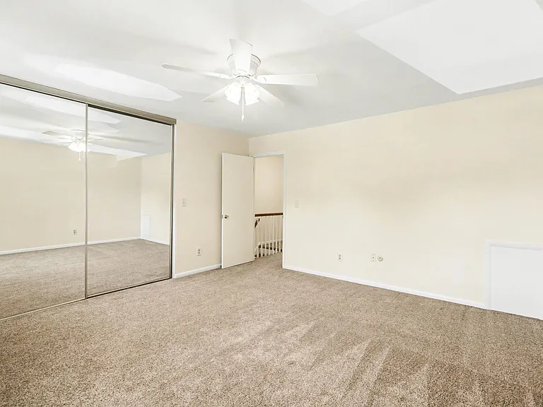 933 E Maple St — Photo 13