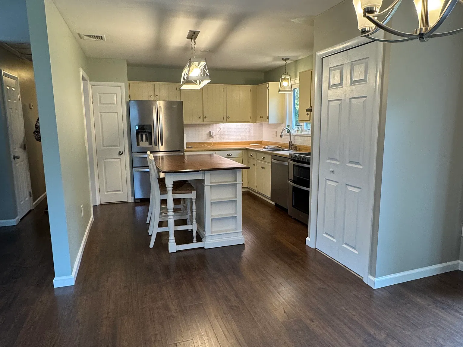 3 bed, 1200 sqft, $3,300 — Photo 4
