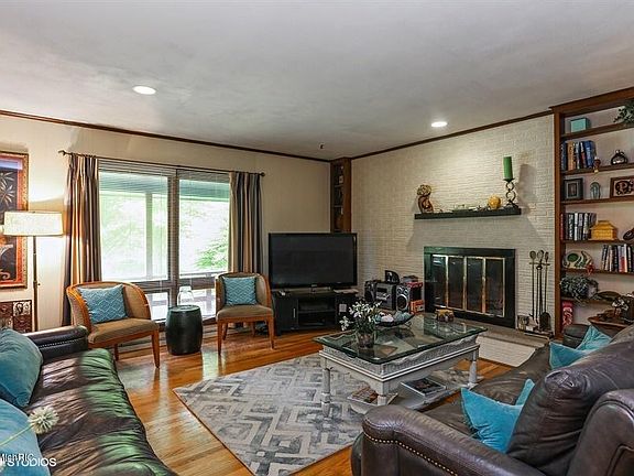 Image 3: 02_19536Martin_1_LivingRoom_LowRes