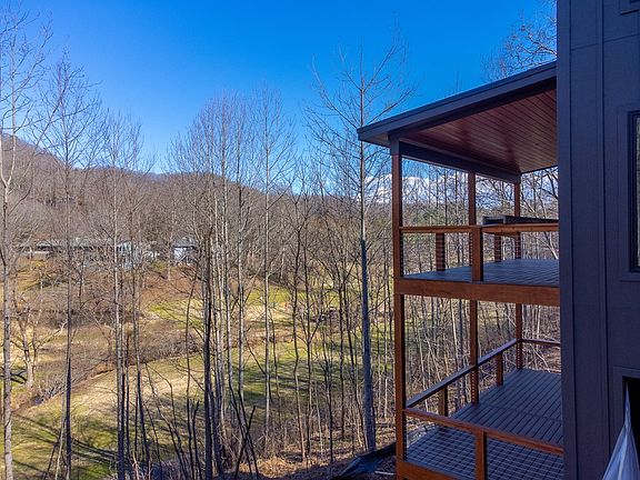 4th image of 405 Oak Creek Rd