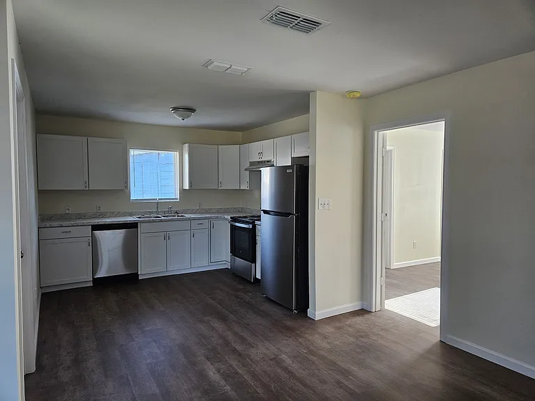 302 N Main St — Photo 6