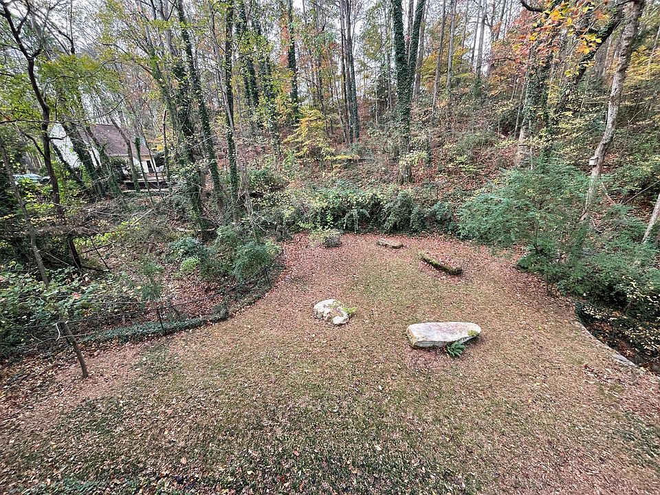nice backyard, not fully fenced