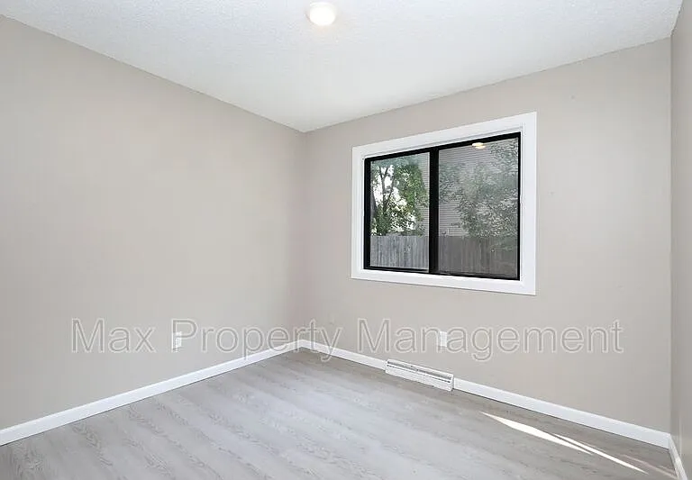 1522 E 16th St — Photo 10