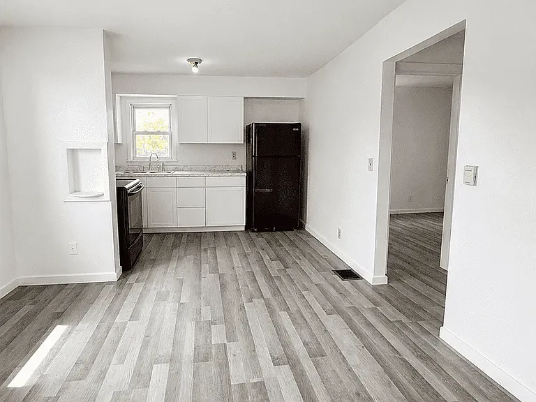 2302 Bender Ave — Photo 2