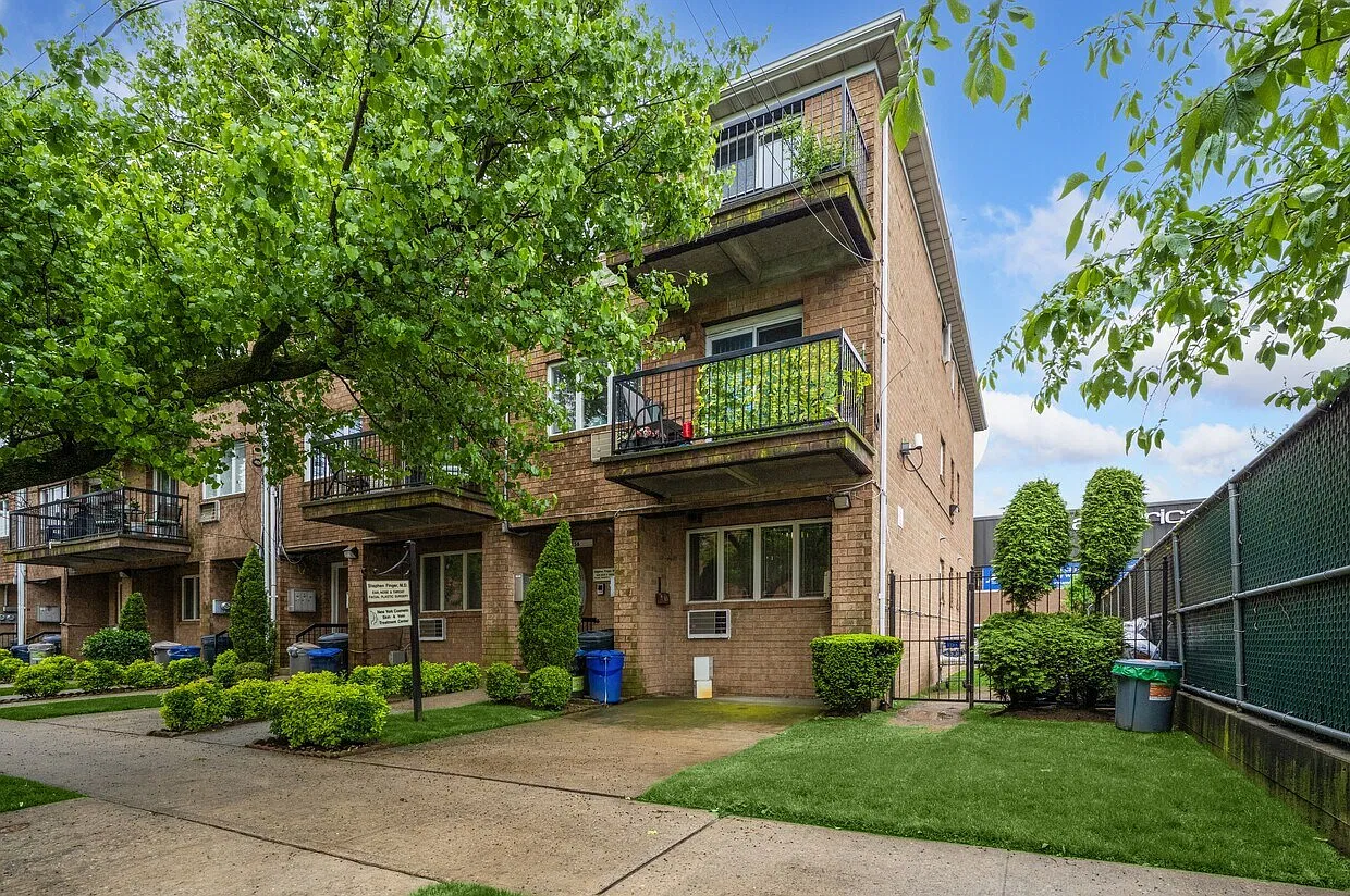 4 bed, 902 sqft, $3,200 — Photo 3