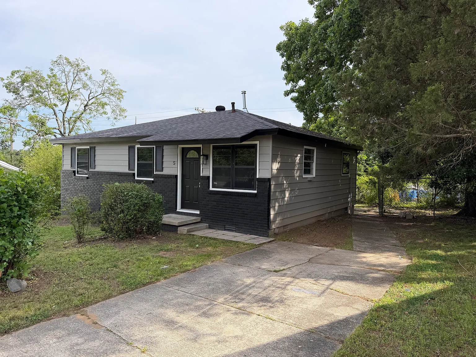 Charming 3 Bedroom 1 Bath Home — Photo 4
