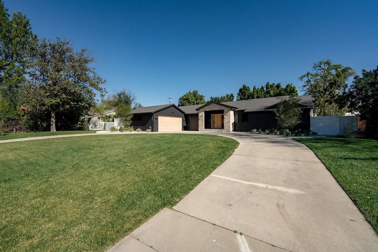 4 bed, 2692 sqft, $12,000 — Photo 3