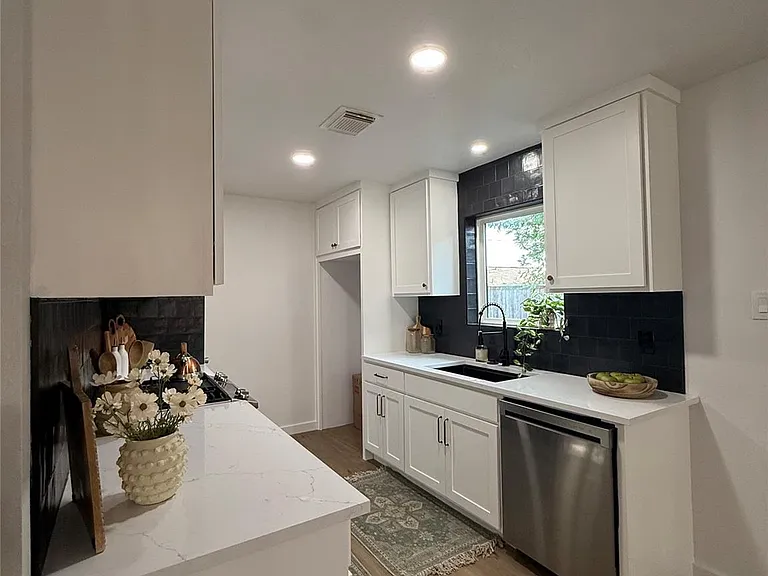 2726 Yale St — Photo 5