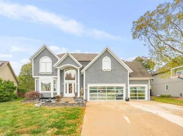 332 NE Parks Edge Dr, Lees Summit, MO 64064