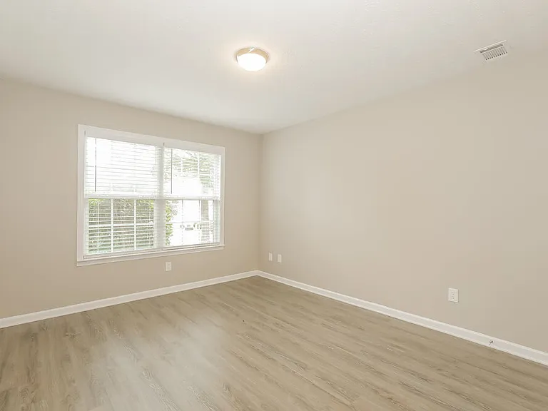 2452 Temple View Dr — Photo 12
