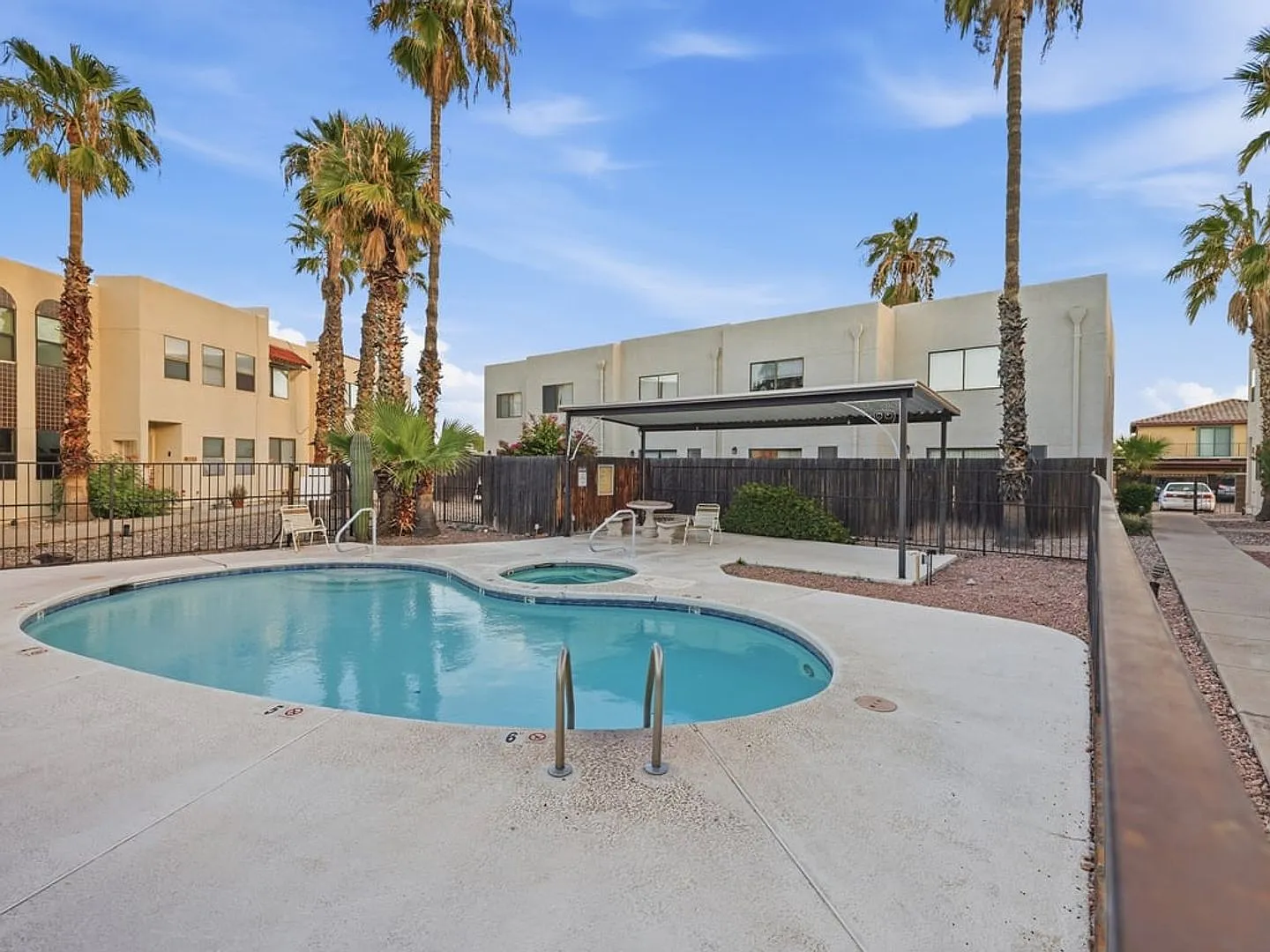 Charming 2 Bed / 2 Bath Two-Story home with community pool! — Photo 3