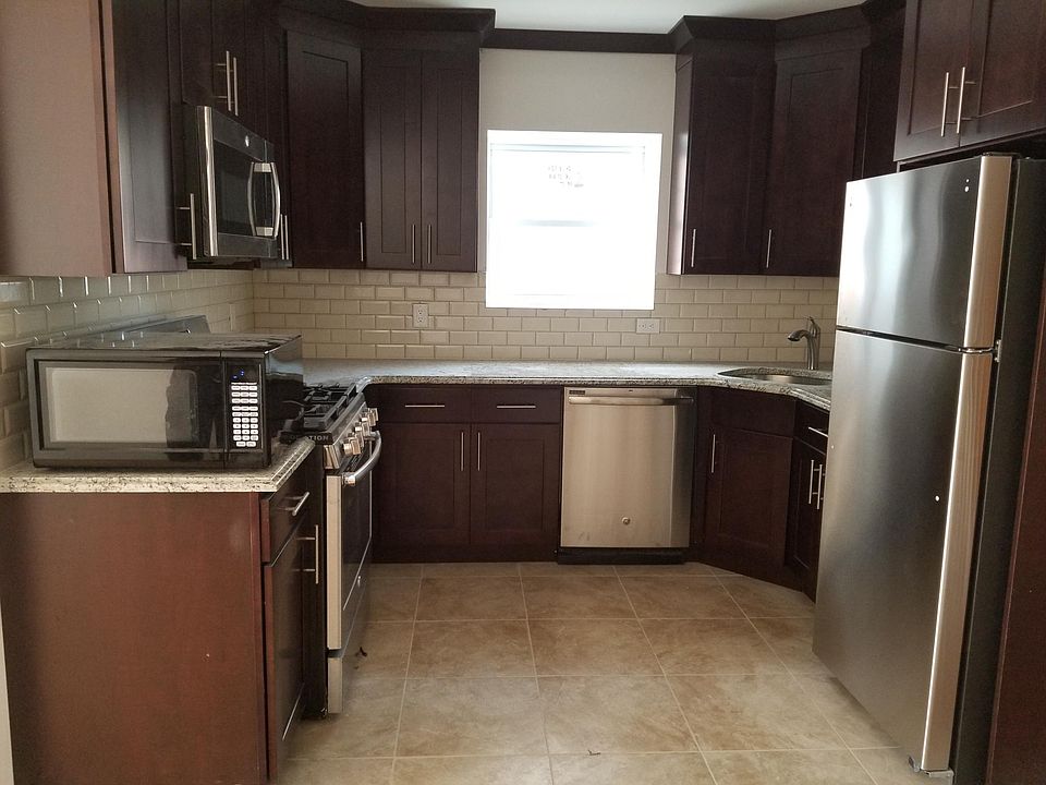 Kitchen w/Stainless appliance