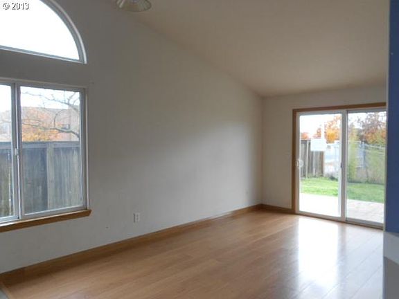5th image of 517 SE 171st Ave