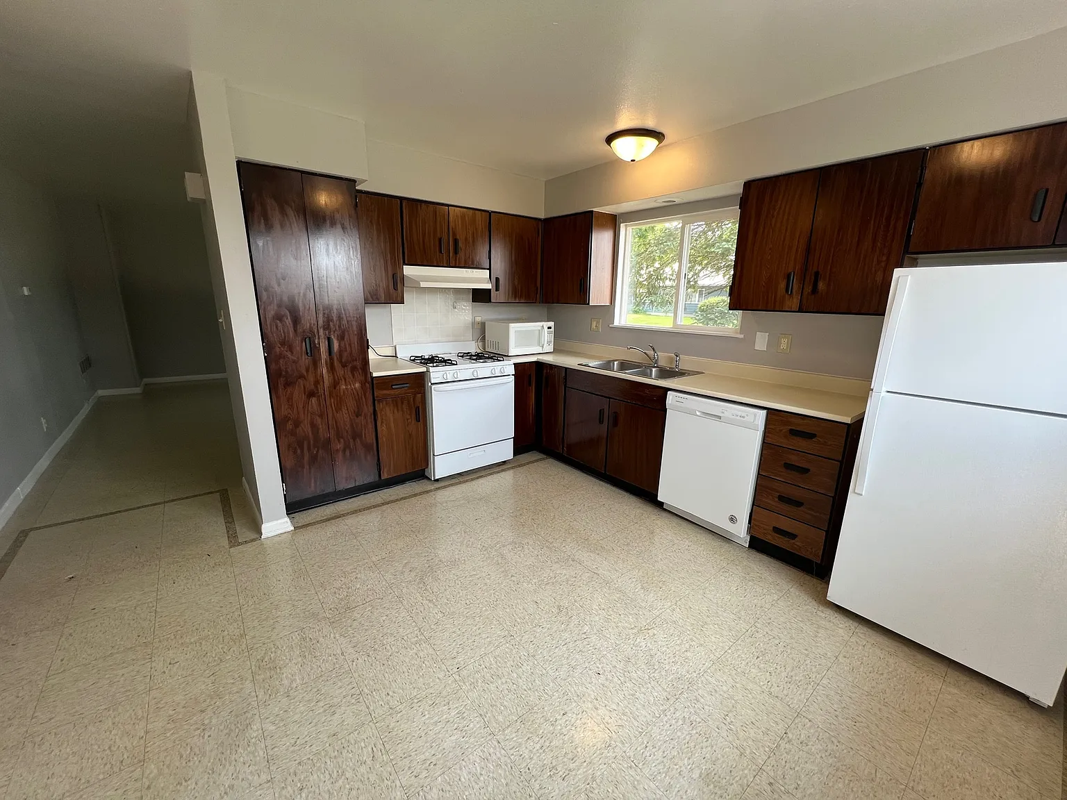 3 bed, 1.5 bath, 1660 sqft, $1,095 — Photo 2
