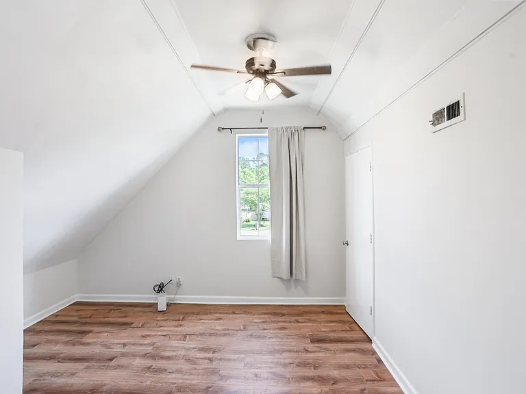143 Cambridge Dr — Photo 9