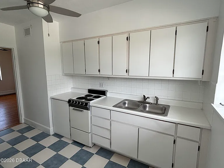 500 S Beach St #B3 — Photo 5