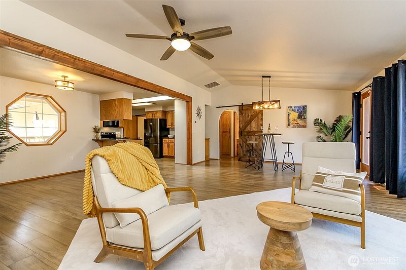 4th image of 9120 Kelly Court NE