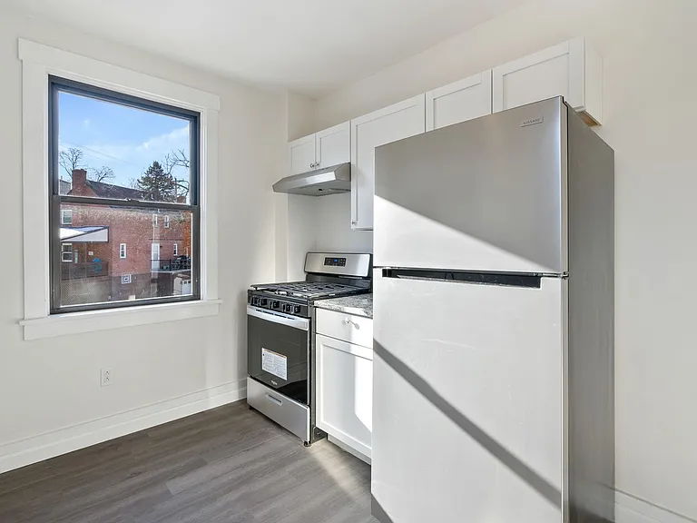 111 Kaplan Avenue — Photo 15